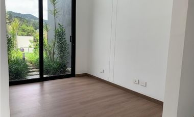 Venta Casa de Lujo en El Retiro para Estrenar Ubicación y Exclusividad