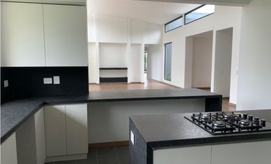 Venta Casa de Lujo en El Retiro para Estrenar Ubicación y Exclusividad