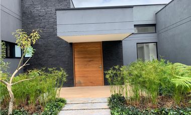 Venta Casa de Lujo en El Retiro para Estrenar Ubicación y Exclusividad