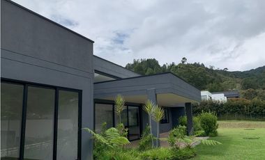 Venta Casa de Lujo en El Retiro para Estrenar Ubicación y Exclusividad