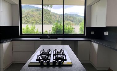 Venta Casa de Lujo en El Retiro para Estrenar Ubicación y Exclusividad