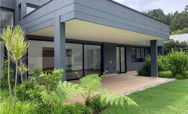 Venta Casa de Lujo en El Retiro para Estrenar Ubicación y Exclusividad