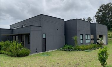 Venta Casa de Lujo en El Retiro para Estrenar Ubicación y Exclusividad