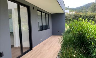 Venta Casa de Lujo en El Retiro para Estrenar Ubicación y Exclusividad