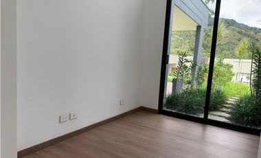 Venta Casa de Lujo en El Retiro para Estrenar Ubicación y Exclusividad