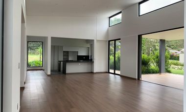 Venta Casa de Lujo en El Retiro para Estrenar Ubicación y Exclusividad