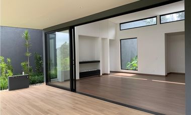 Venta Casa de Lujo en El Retiro para Estrenar Ubicación y Exclusividad