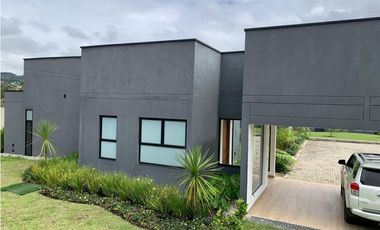 Venta Casa de Lujo en El Retiro para Estrenar Ubicación y Exclusividad