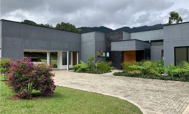 Venta Casa de Lujo en El Retiro para Estrenar Ubicación y Exclusividad