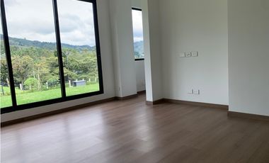 Venta Casa de Lujo en El Retiro para Estrenar Ubicación y Exclusividad