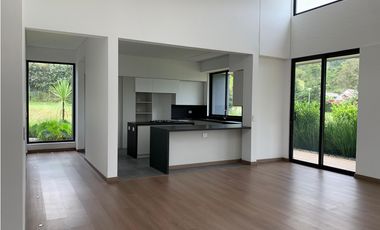 Venta Casa de Lujo en El Retiro para Estrenar Ubicación y Exclusividad