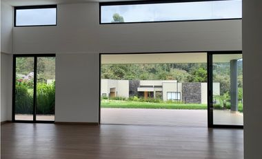 Venta Casa de Lujo en El Retiro para Estrenar Ubicación y Exclusividad