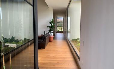 Venta de Hermosa Casa de Lujo en Urbanización Cerrada Alto de Palmas