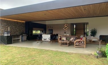 Venta de Hermosa Casa de Lujo en Urbanización Cerrada Alto de Palmas