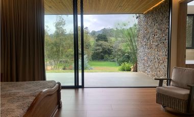 Venta de Hermosa Casa de Lujo en Urbanización Cerrada Alto de Palmas