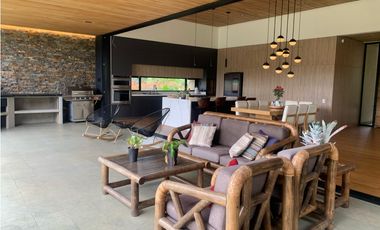 Venta de Hermosa Casa de Lujo en Urbanización Cerrada Alto de Palmas