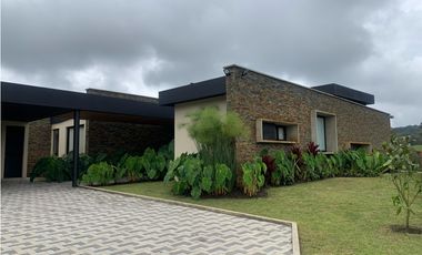 Venta de Hermosa Casa de Lujo en Urbanización Cerrada Alto de Palmas