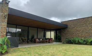 Venta de Hermosa Casa de Lujo en Urbanización Cerrada Alto de Palmas