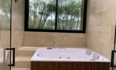 Venta de Hermosa Casa de Lujo en Urbanización Cerrada Alto de Palmas