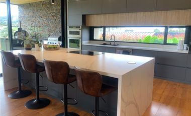Venta de Hermosa Casa de Lujo en Urbanización Cerrada Alto de Palmas