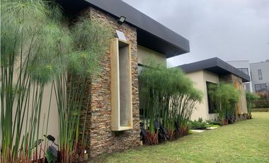 Venta de Hermosa Casa de Lujo en Urbanización Cerrada Alto de Palmas