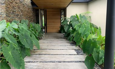 Venta de Hermosa Casa de Lujo en Urbanización Cerrada Alto de Palmas