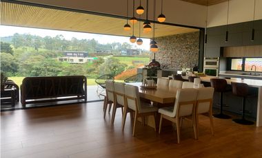 Venta de Hermosa Casa de Lujo en Urbanización Cerrada Alto de Palmas