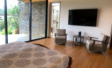 Venta de Hermosa Casa de Lujo en Urbanización Cerrada Alto de Palmas