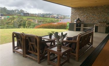 Venta de Hermosa Casa de Lujo en Urbanización Cerrada Alto de Palmas