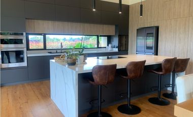 Venta de Hermosa Casa de Lujo en Urbanización Cerrada Alto de Palmas