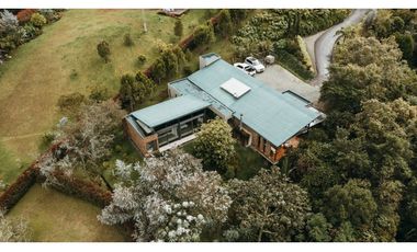 Venta de Hermosa Casa en El Alto de Palmas, Unidad Cerrada Naturaleza