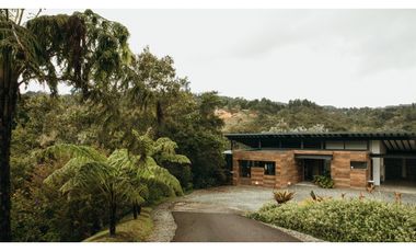 Venta de Hermosa Casa en El Alto de Palmas, Unidad Cerrada Naturaleza