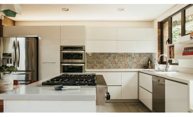 Venta de Hermosa Casa en El Alto de Palmas, Unidad Cerrada Naturaleza