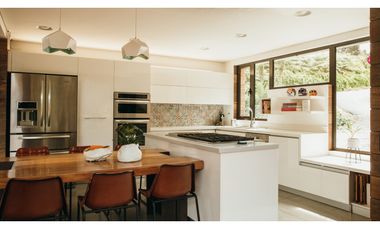 Venta de Hermosa Casa en El Alto de Palmas, Unidad Cerrada Naturaleza