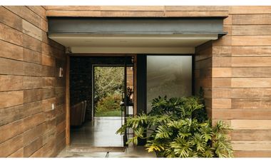 Venta de Hermosa Casa en El Alto de Palmas, Unidad Cerrada Naturaleza