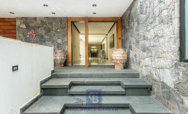 Lujo y Funcionalidad - Casa en Venta en Los Encinos Country Club