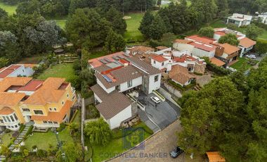 Lujo y Funcionalidad - Casa en Venta en Los Encinos Country Club