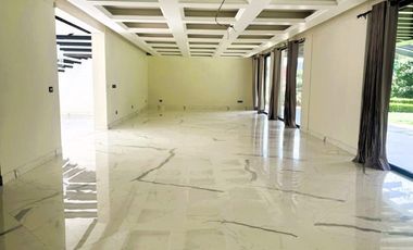 Lujo y Funcionalidad - Casa en Venta en Los Encinos Country Club