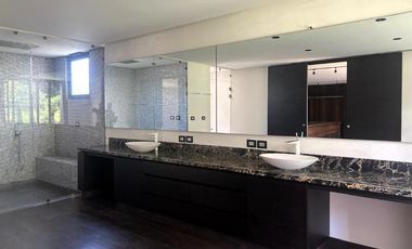 Lujo y Funcionalidad - Casa en Venta en Los Encinos Country Club