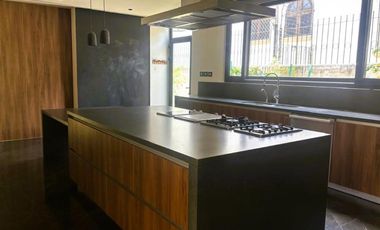Lujo y Funcionalidad - Casa en Venta en Los Encinos Country Club