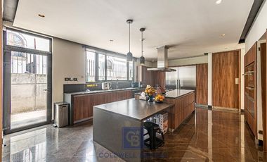 Lujo y Funcionalidad - Casa en Venta en Los Encinos Country Club