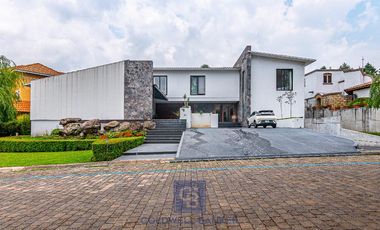 Lujo y Funcionalidad - Casa en Venta en Los Encinos Country Club