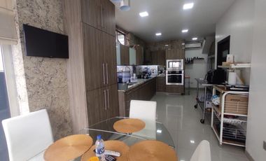 Venta villa 5 dormitorios en La Laguna vista al lago