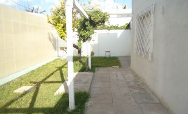 Bo Los Naranjos a metros de R-20, impecable, es un P.H.-
