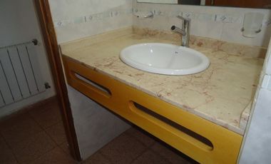 Bo Los Naranjos a metros de R-20, impecable, es un P.H.-
