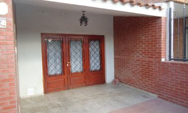 Bo Los Naranjos a metros de R-20, impecable, es un P.H.-
