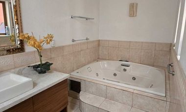 CASA EN JARDINES DEL BOSQUE