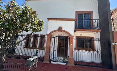 CASA EN JARDINES DEL BOSQUE