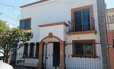 CASA EN JARDINES DEL BOSQUE