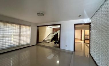 CASA EN JARDINES DEL BOSQUE